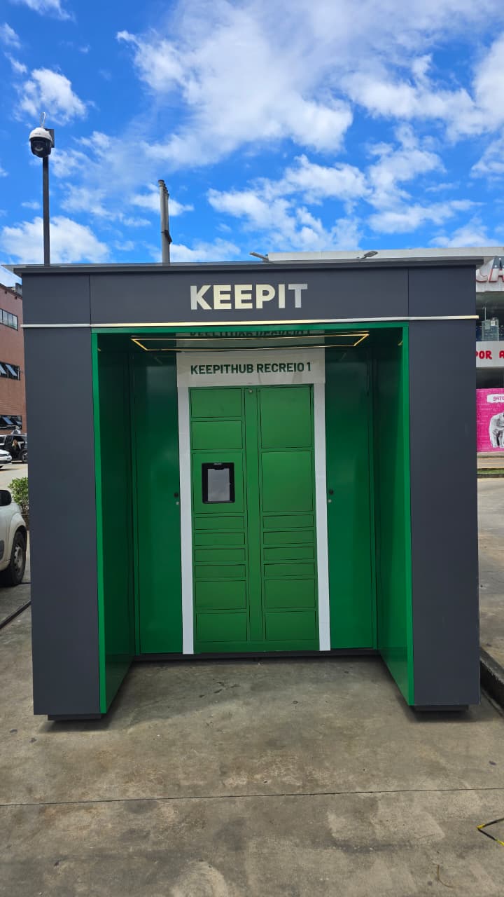 Hub KeepIt instalado em posto, com painel de LED e entrada verde